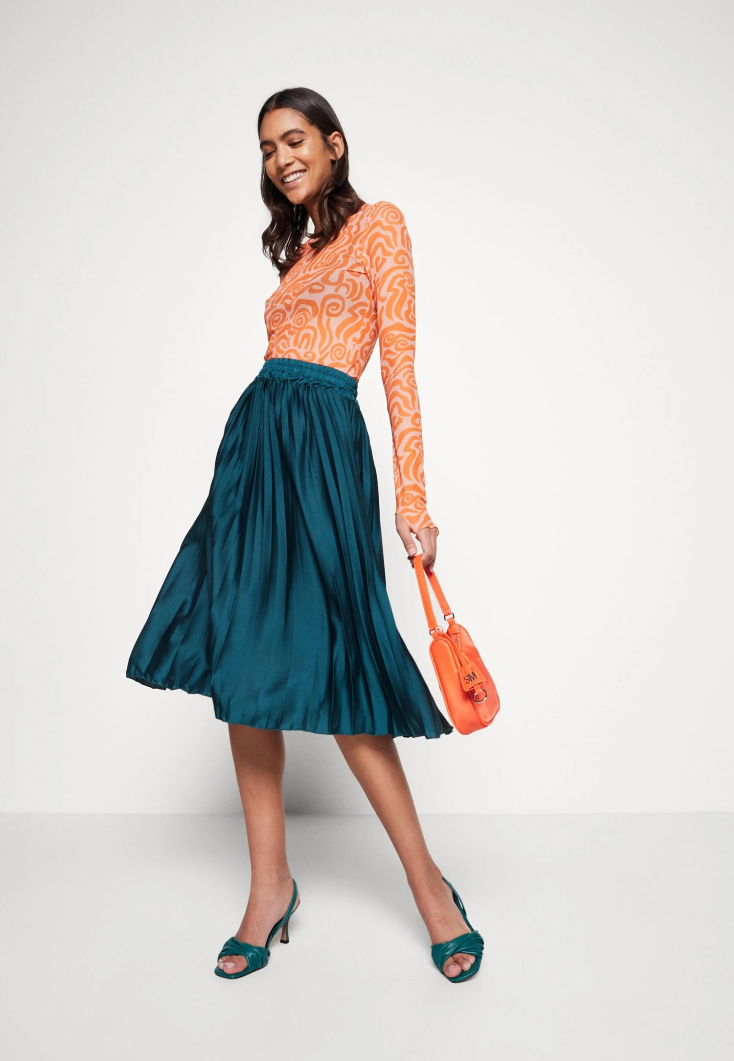 Wal G Penny Pleat Skirt - Pleated Skirt - Emerald Green - Image 2