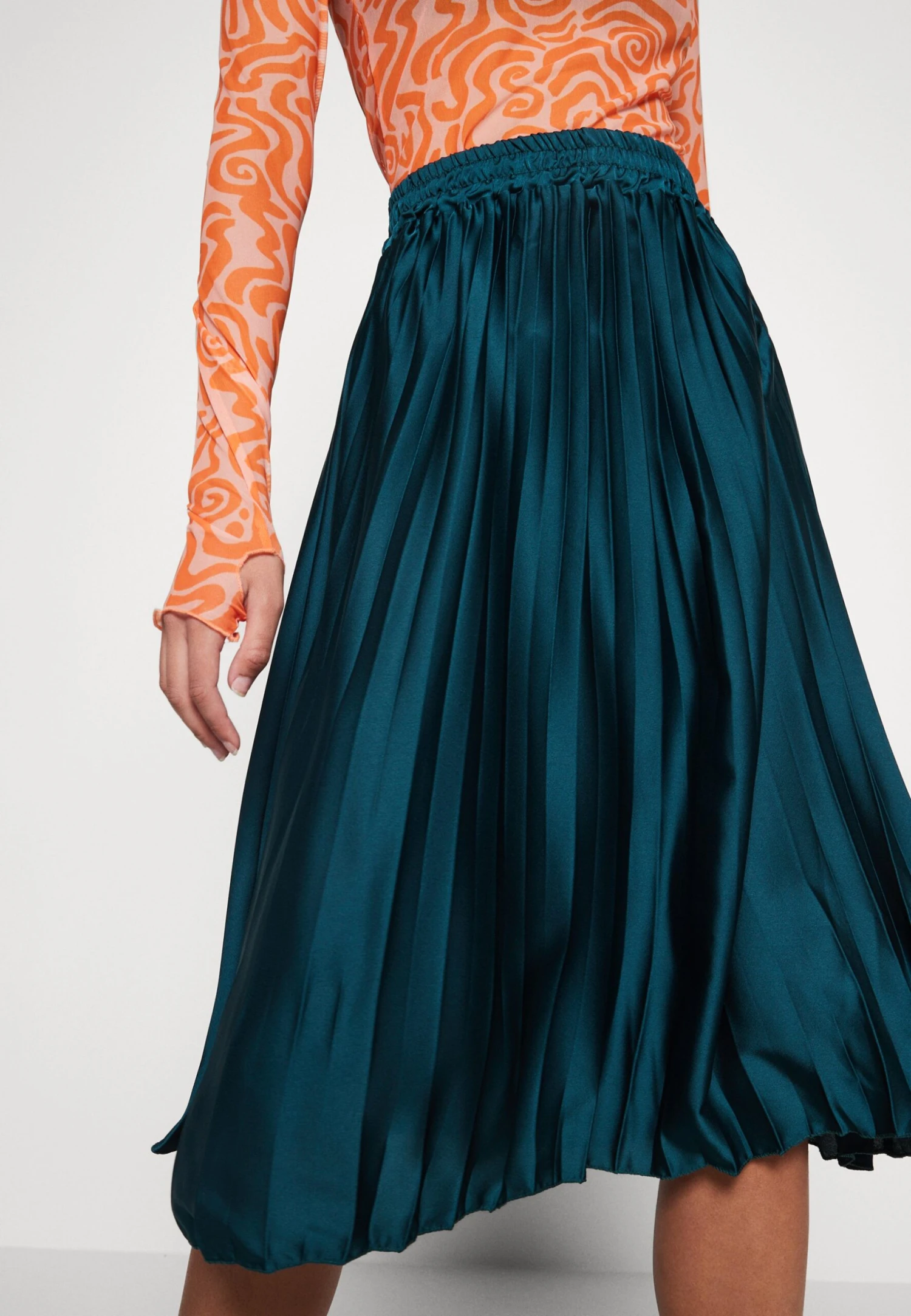 Wal G Penny Pleat Skirt - Pleated Skirt - Emerald Green - Image 4